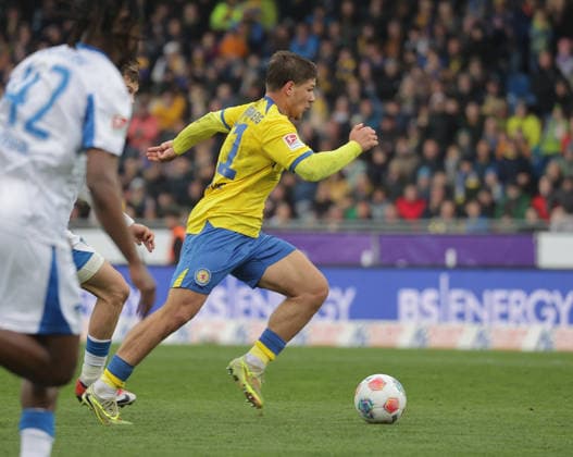 Jovan Mijatovic Eintracht Braunschweig on the ball Football, Men, Season 2025 2026 2 BL, Eintracht Stadion, Eintracht Braunschweig vs Hertha BSC Berlin 1 1 DFL REGULATIONS PROHIBIT ANY USE OF PHOTOGRAPHS AS IMAGE SEQUENCES AND OR QUASI VIDEO