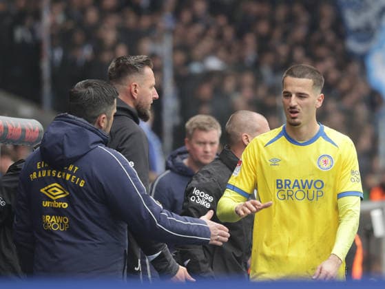 Substitution Andi Hoti Eintracht Braunschweig Football, Men, Season 2025 2026 2 BL, Eintracht Stadion, Eintracht Braunschweig vs Hertha BSC Berlin 1 1 DFL REGULATIONS PROHIBIT ANY USE OF PHOTOGRAPHS AS IMAGE SEQUENCES AND OR QUASI VIDEO