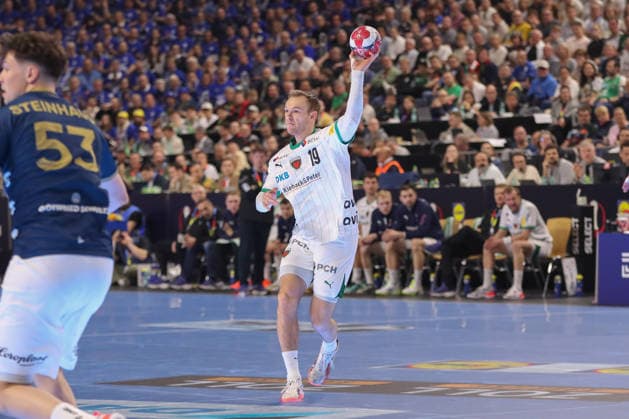 19 04 2026 ,xgox, Handball DHB Pokal Final Füchse Berlin Bergischer HC emspor, v l Mathias Gidsel Berlin, 19 am Ball, plays the ball Koeln