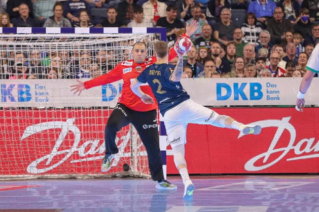 19 04 2026 ,xgox, Handball DHB Pokal Final Füchse Berlin Bergischer HC emspor, v l Mijajlo Marsenic Berlin, 93 at the seven-meter penalty against Noah Beyer Bergischer HC, 2 Koeln