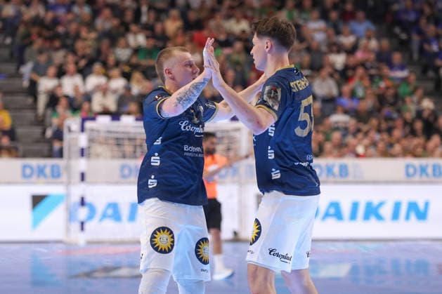 19 04 2026 ,xgox, Handball DHB Pokal Final Füchse Berlin Bergischer HC emspor, v l Noah Beyer Bergischer HC, 2 , Soeren Steinhaus Bergischer HC, 53 ubel, Torjubel, jubelt ueber das Tor, celebrate the goal, celebration Koeln