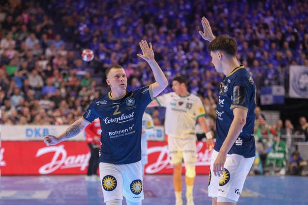 19 04 2026 ,xgox, Handball DHB Pokal Final Füchse Berlin Bergischer HC emspor, v l Noah Beyer Bergischer HC, 2 , Soeren Steinhaus Bergischer HC, 53 Jubel, Torjubel, jubelt über das Tor, celebrate the goal, celebration Koeln