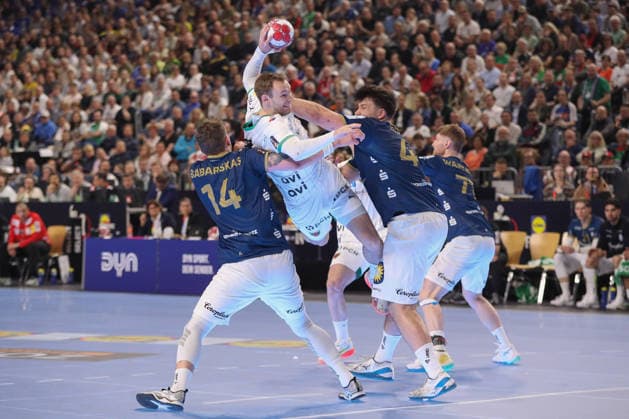 19 04 2026 ,xgox, Handball DHB Pokal Final Füchse Berlin Bergischer HC emspor, v l Gerdas Babarskas Bergischer HC, 14 , Mathias Gidsel Berlin, 19 , Aron Seesing Bergischer HC, 49 duel, fight, tackle Koeln