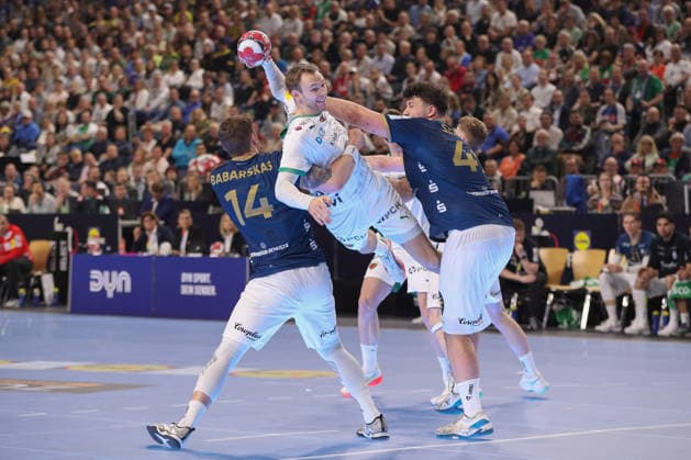 19 04 2026 ,xgox, Handball DHB Pokal Final Füchse Berlin Bergischer HC emspor, v l Gerdas Babarskas Bergischer HC, 14 , Mathias Gidsel Berlin, 19 , Aron Seesing Bergischer HC, 49 duel, fight, tackle Koeln