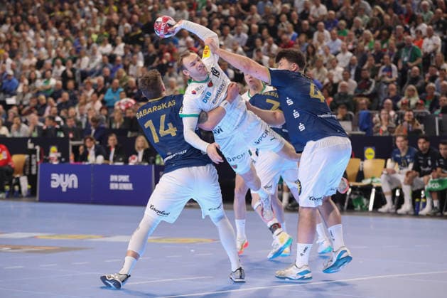 19 04 2026 ,xgox, Handball DHB Pokal Final Füchse Berlin Bergischer HC emspor, v l Gerdas Babarskas Bergischer HC, 14 , Mathias Gidsel Berlin, 19 , Aron Seesing Bergischer HC, 49 duel, fight, tackle Koeln