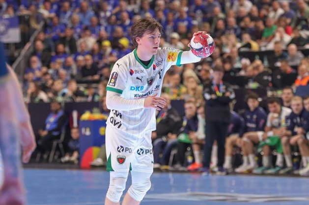 19 04 2026 ,xgox, Handball DHB Pokal Final Füchse Berlin Bergischer HC emspor, v l Nils Lichtlein Berlin, 17 am Ball, plays the ball Koeln