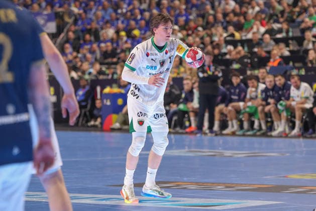 19 04 2026 ,xgox, Handball DHB Pokal Final Füchse Berlin Bergischer HC emspor, v l Nils Lichtlein Berlin, 17 am Ball, plays the ball Koeln