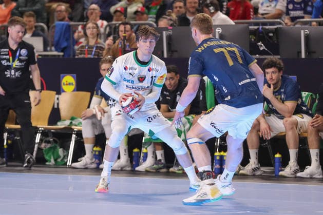 19 04 2026 ,xgox, Handball DHB Pokal Final Füchse Berlin Bergischer HC emspor, v l Nils Lichtlein Berlin, 17 , Joahnnes Wasielewski Bergischer HC, 77 duel, duel, fight, tackle Koeln