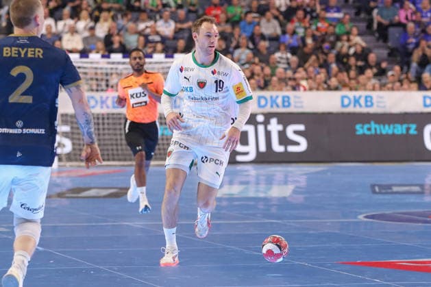 19 04 2026 ,xgox, Handball DHB Pokal Final Füchse Berlin Bergischer HC emspor, v l Mathias Gidsel Berlin, 19 am Ball, plays the ball Koeln