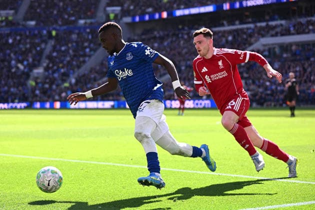 Everton v Liverpool, Premier League Idrissa Gueye of Everton is challenged by Andrew Robertson of Liverpool during the Everton v Liverpool Premier League match at the Hill Dickinson Stadium, Liverpool, England on 19 April 2026 Credit: Ben Roberts Every Second Media Editorial use only. All images are copyright Every Second Media Limited. No images may be reproduced without prior permission. All rights reserved. Premier League and Football League images are subject to licensing agreements with Football DataCo Limited. see https: www.football-dataco.com Copyright: xIMAGO EveryxSecondxMediax ESM-1928-0040 BenxRobertsx xEveryxSecondxMediax