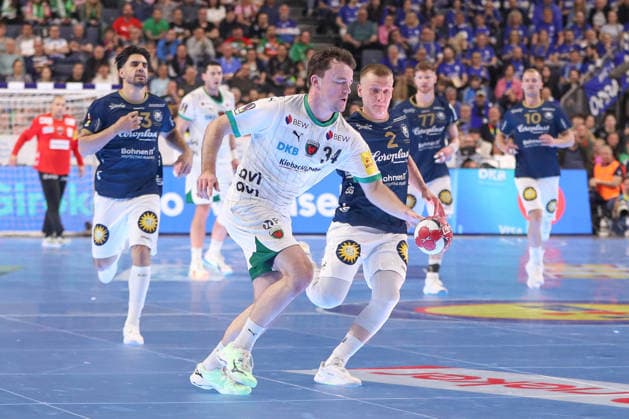 19 04 2026 ,xgox, Handball DHB Pokal Final Füchse Berlin Bergischer HC emspor, v l Hakun West av Teigum Berlin, 34 , Noah Beyer Bergischer HC, 2 duel, duel, fight, tackle Koeln