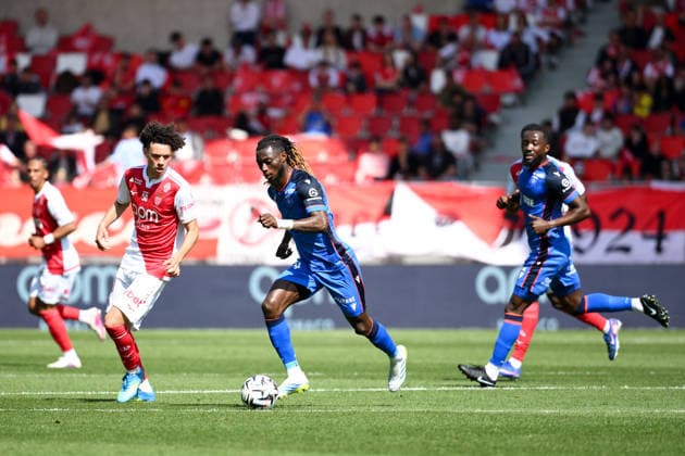 AS Monaco FC v AJ Auxerre - Ligue 1 McDonald s 2025 2026 11 Maghnes AKLIOUCHE (asm) - 14 Gideon MENSAH (aja) during the Ligue 1 McDonald s match between AS Monaco FC and AJ Auxerre at Stade Louis II on April 19, 2026 in Monaco, Monaco. Monaco Monaco  Copyright: xFEPx 776348355