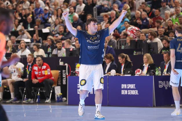 19 04 2026 ,xgox, Handball DHB Pokal Final Füchse Berlin Bergischer HC emspor, v l Aron Seesing Bergischer HC, 49 Jubel, Torjubel, jubelt ueber das Tor, celebrate the goal, celebration Koeln