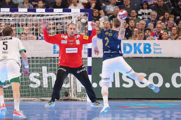 19 04 2026 ,xgox, Handball DHB Pokal Final Füchse Berlin Bergischer HC emspor, v l Dejan Milosavljev Berlin, 96 at the seven-meter penalty against Noah Beyer Bergischer HC, 2 Koeln