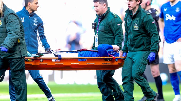 Everton v Liverpool, Premier League Everton defender Jarrad Branthwaite (32) leaves the pitch in distress after a bad injury during the Premier League match between Everton and Liverpool at Hill Dickinson Stadium, Liverpool, UK on 19 April 2026. Editorial use only DataCo restrictions apply See www.football-dataco.com , Copyright: xSimonxDaviesx PSI-24105-0047