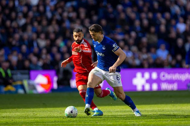 Football - FA Premier League - Everton FC v Liverpool FC LIVERPOOL, ENGLAND - Sunday, April 19, 2026: Liverpool s Mohamed Salah challenges Everton s captain James Tarkowski (R) during the FA Premier League match between Everton FC and Liverpool FC, the 248th Merseyside Derby, at Bramley-Moore Dock. (Photo by David Rawcliffe Propaganda) LIVERPOOL Bramley-Moore Dock MERSEYSIDE ENGLAND  Copyright: xDavidxRawcliffex P2026-04-19-Everton_Liverpool-143
