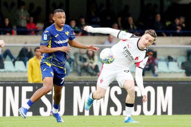 AC Milan s Alexis Saelemaekers Verona™s Rafik Belghali the Serie A soccer match between Hellas Verona and A.C. Milan at the Bentegodi Stadium in Verona, north west Italy - Sunday , April 19 , 2026. - Soccer .  Copyright: xPaolaxGarbuio Lapressex