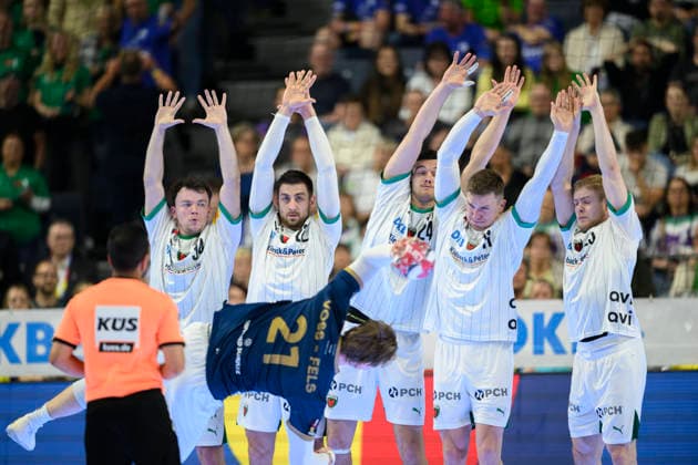 Freiwurf Kim Voss-Fels (BHC), Freiwurfmauer, Mauer, Aktion. Finale Füchse Berlin (B) - Bergischer HC (BHC), am 19.04.2026. Handball DHB Pokal Final4 2026, vom 18.04 - 19.04.2026 in Koeln Deutschland. Â *** Free throw Kim Voss Fels BHC , free throw wall, wall, action final Füchse Berlin B Bergischer HC BHC , on 19 04 2026 Handball DHB Pokal Final4 2026, from 18 04 19 04 2026 in Cologne Germany Â