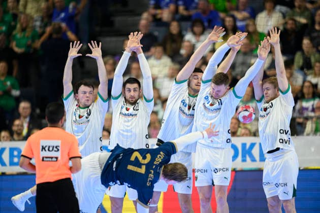Free throw Kim Voss Fels BHC , free throw wall, wall, action final Füchse Berlin B Bergischer HC BHC , on 19 04 2026 Handball DHB Pokal Final4 2026, from 18 04 19 04 2026 in Cologne Germany Â