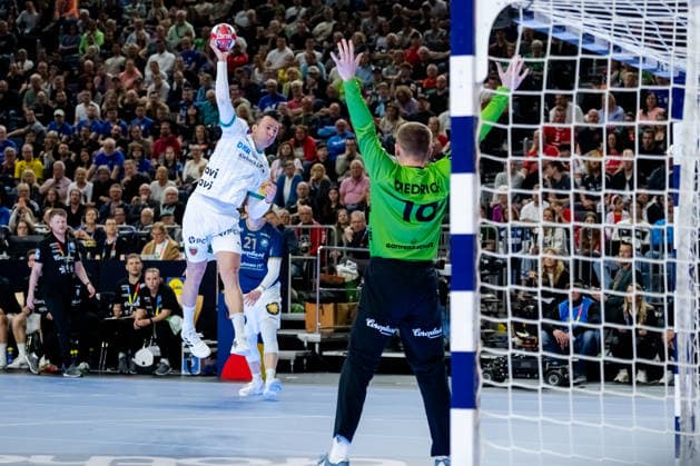 Cologne, 19 04 2026, Handball, Men, Lidl Final4, DHB Pokal, Final, Füchse Berlin Bergischer HC Aitor Arino Füchse Berlin, 14 on goal throw Lukas Diedrich Bergischer HC, 16 Cologne Lanxess Arena NRW Germany