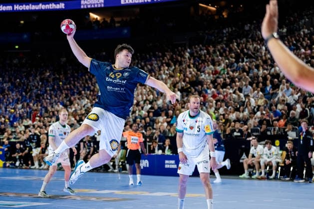 Cologne, 19 04 2026, Handball, Men, Lidl Final4, DHB Cup, Final, Füchse Berlin Bergischer HC Aron Seesing Bergischer HC, 49 on goal throw Cologne Lanxess Arena NRW Germany