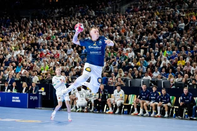Cologne, 19 04 2026, Handball, Men, Lidl Final4, DHB Pokal, Final, Füchse Berlin Bergischer HC Noah Beyer Bergischer HC, 2 at goal throw Cologne Lanxess Arena NRW Germany