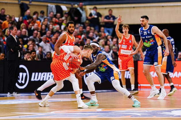 Thomas Klepeisz Ratiopahrm Ulm, 22 , TJ Crockett Jr Rostock Seawolves, 00 GER, Rostock Seawolves vs Ratiopharm Ulm, Basketball, Bundesliga, Matchday 30, Season 2025 2026, 19 04 2026 GER, Rostock Seawolves vs Ratiopharm Ulm, Basketball, Bundesliga, Matchday 30, Season 2025 2026, 19 04 2026 Rostock Copyright: xEibner-Pressefoto MarcelxvonxFehrnx EP_MFN