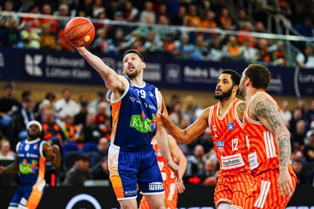 Owen Klassen Rostock Seawolves, 29 , Joel Soriano Ratiopahrm Ulm, 12 GER, Rostock Seawolves vs Ratiopharm Ulm, Basketball, Bundesliga, Matchday 30, Season 2025 2026, 19 04 2026 GER, Rostock Seawolves vs Ratiopharm Ulm, Basketball, Bundesliga, Matchday 30, Season 2025 2026, 19 04 2026 Rostock Copyright: xEibner-Pressefoto MarcelxvonxFehrnx EP_MFN
