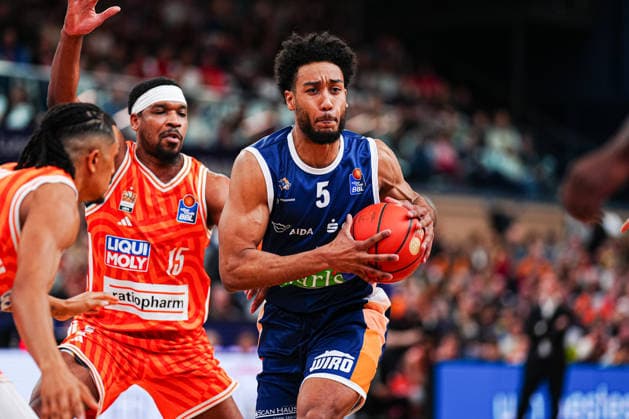 Justin Simon Ratiopahrm Ulm, 15 , DÂ Shawn Schwartz Rostock Seawolves, 05 GER, Rostock Seawolves vs Ratiopharm Ulm, Basketball, Bundesliga, Matchday 30, Season 2025 2026, 19 04 2026 GER, Rostock Seawolves vs Ratiopharm Ulm, Basketball, Bundesliga, Matchday 30, Season 2025 2026, 19 04 2026 Rostock Copyright: xEibner-Pressefoto MarcelxvonxFehrnx EP_MFN
