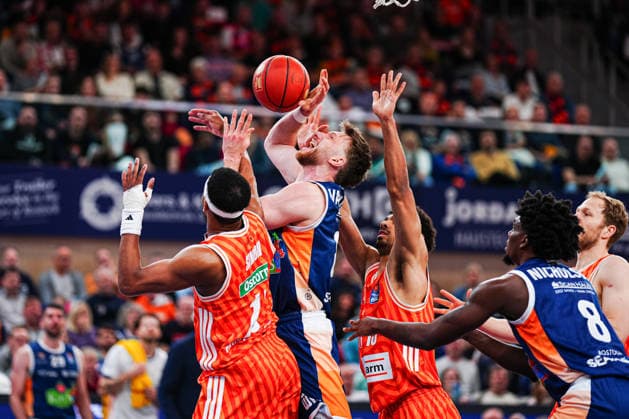 Justin Simon Ratiopahrm Ulm, 15 , Andy Van Vliet Rostock Seawolves, 81 , Mark Smith Ratiopahrm Ulm, 13 GER, Rostock Seawolves vs Ratiopharm Ulm, Basketball, Bundesliga, Matchday 30, Season 2025 2026, 19 04 2026 GER, Rostock Seawolves vs Ratiopharm Ulm, Basketball, Bundesliga, Matchday 30, Season 2025 2026, 19 04 2026 Rostock Copyright: xEibner-Pressefoto MarcelxvonxFehrnx EP_MFN