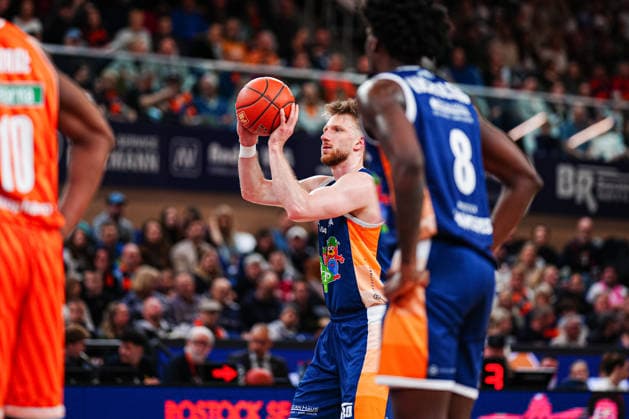 Free throw Andy Van Vliet Rostock Seawolves, 81 GER, Rostock Seawolves vs Ratiopharm Ulm, Basketball, Bundesliga, Matchday 30, Season 2025 2026, 19 04 2026 GER, Rostock Seawolves vs Ratiopharm Ulm, Basketball, Bundesliga, Matchday 30, Season 2025 2026, 19 04 2026 Rostock Copyright: xEibner-Pressefoto MarcelxvonxFehrnx EP_MFN