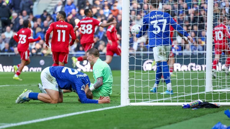 Everton v Liverpool, Premier League GOAL 1-2 Liverpool defender Virgil van Dijk (4) heads home to make the score 1-2 and Everton midfielder Kiernan Dewsbury-Hall (22) and Everton goalkeeper Jordan Pickford (1) are despondent during the Premier League match between Everton and Liverpool at Hill Dickinson Stadium, Liverpool, UK on 19 April 2026. Editorial use only DataCo restrictions apply See www.football-dataco.com , Copyright: xSimonxDaviesx PSI-24105-0051