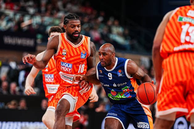 Malik Osborne Ratiopahrm Ulm, 10 , DeAndre Lansdowne Rostock Seawolves, 09 GER, Rostock Seawolves vs Ratiopharm Ulm, Basketball, Bundesliga, Matchday 30, Season 2025 2026, 19 04 2026 GER, Rostock Seawolves vs Ratiopharm Ulm, Basketball, Bundesliga, Matchday 30, Season 2025 2026, 19 04 2026 Rostock Copyright: xEibner-Pressefoto MarcelxvonxFehrnx EP_MFN