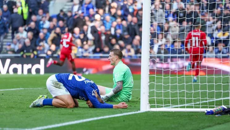 Everton v Liverpool, Premier League GOAL 1-2 Liverpool defender Virgil van Dijk (4) heads home to make the score 1-2 and Everton midfielder Kiernan Dewsbury-Hall (22) and Everton goalkeeper Jordan Pickford (1) are despondent during the Premier League match between Everton and Liverpool at Hill Dickinson Stadium, Liverpool, UK on 19 April 2026. Editorial use only DataCo restrictions apply See www.football-dataco.com , Copyright: xSimonxDaviesx PSI-24105-0052
