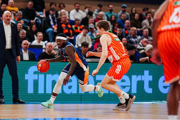 TJ Crockett Jr Rostock Seawolves, 00 , Tobias Jensen Ratiopahrm Ulm, 07 GER, Rostock Seawolves vs Ratiopharm Ulm, Basketball, Bundesliga, Matchday 30, Season 2025 2026, 19 04 2026 GER, Rostock Seawolves vs Ratiopharm Ulm, Basketball, Bundesliga, Matchday 30, Season 2025 2026, 19 04 2026 Rostock Copyright: xEibner-Pressefoto MarcelxvonxFehrnx EP_MFN