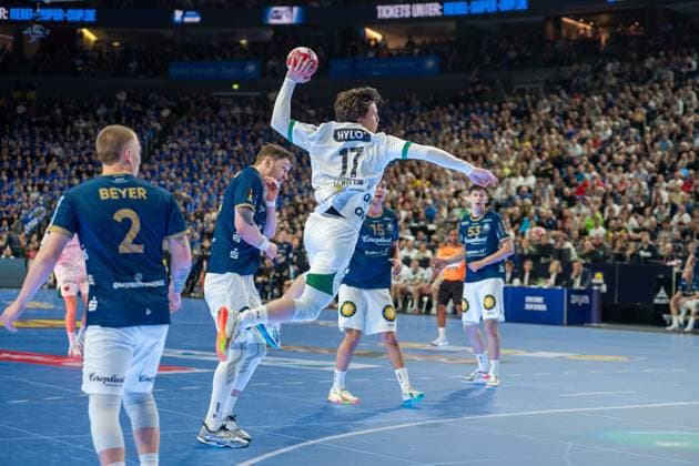 Nils Lichtlein, back court, Fuechse Berlin 17 , Noah Beyer, Bergischer Handball Club 06 2 , Bergischer HC Fuechse Berlin, DHB Pokal Maenner, Herren, 6 Spieltag, Finale, Daikin HBL, Lidl Final 4, 19 04 2026 Köln NRW Germany Copyright: xkolbert-press MartinxWdziecznyx