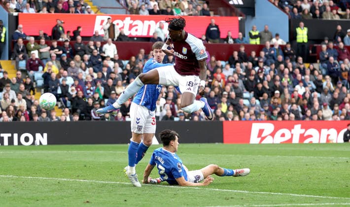 Tammy Abraham of Aston Villa scores a goal to make the score 4-3 Aston Villa v Sunderland, Premier League, Football, Villa Park, Birmingham, UK - 19 Apr 2026Birmingham Villa Park United Kingdom EDITORIAL USE ONLY No use with unauthorised audio, video, data, fixture lists, club league logos or live services. Online in-match use limited to 120 images, no video emulation. No use in betting, games or single club league player publications. Copyright: xKieranxMcManus Shutterstockx 16832205bf