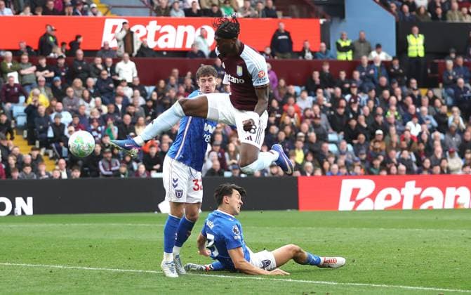 Tammy Abraham of Aston Villa scores a goal to make the score 4-3 Aston Villa v Sunderland, Premier League, Football, Villa Park, Birmingham, UK - 19 Apr 2026Birmingham Villa Park United Kingdom EDITORIAL USE ONLY No use with unauthorised audio, video, data, fixture lists, club league logos or live services. Online in-match use limited to 120 images, no video emulation. No use in betting, games or single club league player publications. Copyright: xKieranxMcManus Shutterstockx 16832205bg