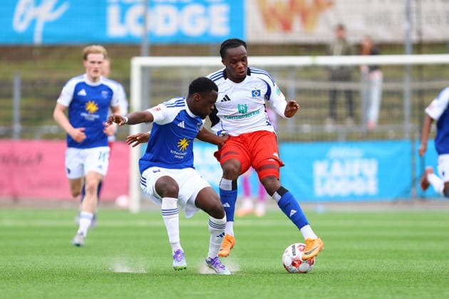 11 Maurice Boakye (Hamburger SV U21, U 21 , 27 Emanuel Adou (Kickers Emden) Fußball I Herren I Regionalliga Nord I Saison 2025-2026 I 30. Spieltag I Hamburger SV U21 - Kickers Emden I 19.04..2026 I Stadion Hoheluft *** 11 Maurice Boakye Hamburger SV U21 , 27 Emanuel Adou Kickers Emden Football I Men I Regionalliga Nord I Season 2025 2026 I Matchday 30 I Hamburger SV U21 Kickers Emden I 19 04 2026 I Stadion Hoheluft