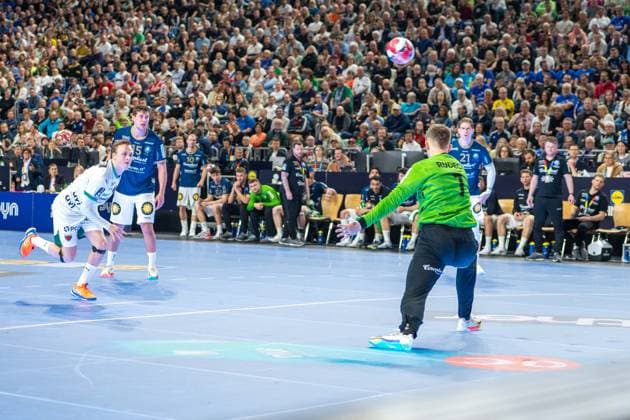 Lasse Andersson, Outside, Fuechse Berlin 11 , Christopher Rudeck, Goalkeeper Bergischer Handball Club 06 1 , Bergischer HC Fuechse Berlin, DHB Pokal Maenner, Herren, 6 Spieltag, Finale, Daikin HBL, Lidl Final 4, 19 04 2026 Köln NRW Germany Copyright: xkolbert-press MartinxWdziecznyx