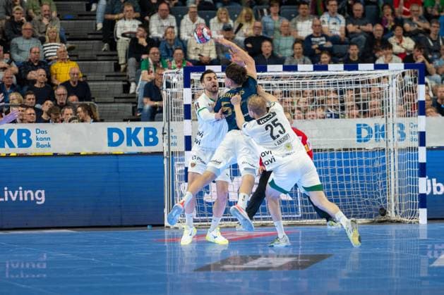 Matthes Langhoff, left wing back, Fuechse Berlin 25 , Soeren Steinhaus, back Bergischer Handball Club 06 53 , Bergischer HC Fuechse Berlin, DHB Pokal Maenner, Herren, 6 Spieltag, Finale, Daikin HBL, Lidl Final 4, 19 04 2026 Köln NRW Germany Copyright: xkolbert-press MartinxWdziecznyx