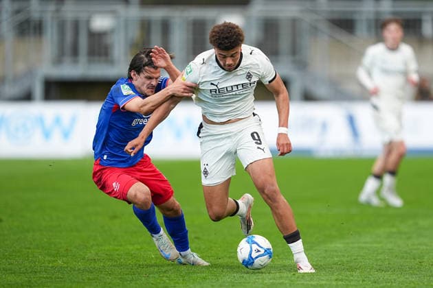 19.04.2026, xydrx, Fußball, Regionalliga West, Wuppertaler SV - Borussia Mönchengladbach II, Saison 2025 2026, Stadion am Zoo: Nicolas Hirschberger (Wuppertaler SV, 16) im Zweikampf gegen Justin Adozi (Borussia Mönchengladbach II, 9) *** 19 04 2026, xydrx, Football, Regionalliga West, Wuppertaler SV Borussia Mönchengladbach II, Season 2025 2026, Stadion am Zoo Nicolas Hirschberger Wuppertaler SV, 16 in duel against Justin Adozi Borussia Mönchengladbach II, 9 Copyright: HMBxMedia YannisxDreimann