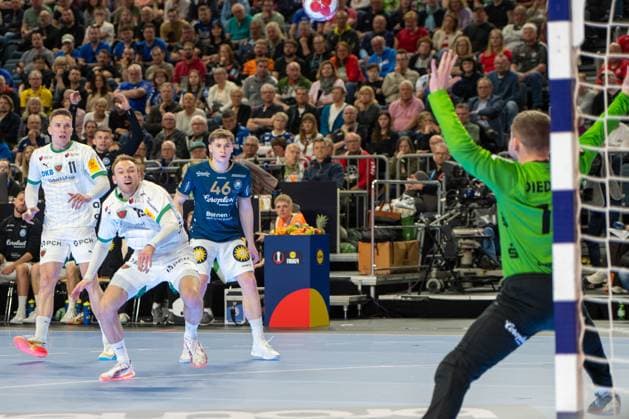 Mathias Gidsel, Back, Fuechse Berlin 19 , Lukas Diedrich, Goalkeeper Bergischer Handball Club 06 16 , Bergischer HC Fuechse Berlin, DHB Pokal Maenner, Herren, 6 Spieltag, Finale, Daikin HBL, Lidl Final 4, 19 04 2026 Köln NRW Germany Copyright: xkolbert-press MartinxWdziecznyx