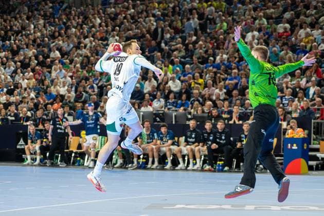 Mathias Gidsel, Back, Fuechse Berlin 19 , Lukas Diedrich, Goalkeeper Bergischer Handball Club 06 16 , Bergischer HC Fuechse Berlin, DHB Pokal Maenner, Herren, 6 Spieltag, Finale, Daikin HBL, Lidl Final 4, 19 04 2026 Köln NRW Germany Copyright: xkolbert-press MartinxWdziecznyx