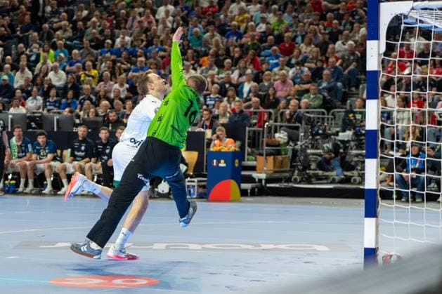 Mathias Gidsel, Back, Fuechse Berlin 19 , Lukas Diedrich, Goalkeeper Bergischer Handball Club 06 16 , Bergischer HC Fuechse Berlin, DHB Pokal Maenner, Herren, 6 Spieltag, Finale, Daikin HBL, Lidl Final 4, 19 04 2026 Köln NRW Germany Copyright: xkolbert-press MartinxWdziecznyx