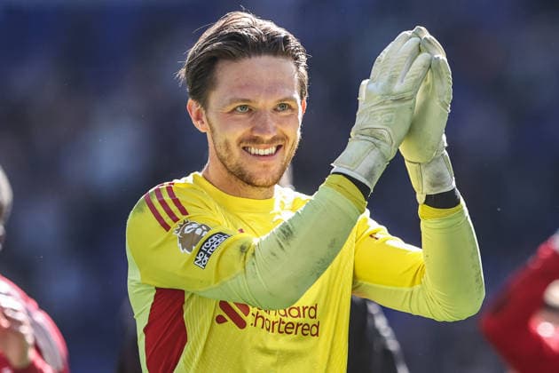 Premier League: Everton v Liverpool Liverpool goalkeeper Freddie Woodman applauds the fans after the game during the Premier League match Everton vs Liverpool at Hill Dickinson Stadium, Liverpool, United Kingdom on 19 April 2026 (Photo by Alfie Cosgrove News Images) Liverpool Hill Dickinson Stadium Merseyside United Kingdom Copyright: xAlfiexCosgrove NewsxImagesx