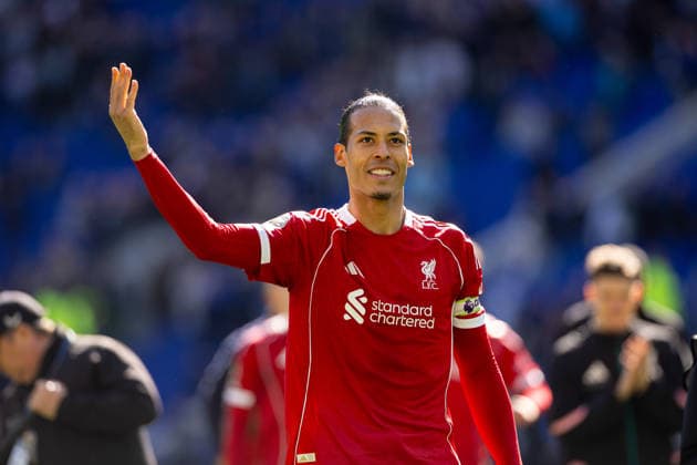 Football - FA Premier League - Everton FC v Liverpool FC LIVERPOOL, ENGLAND - Sunday, April 19, 2026: Liverpool s captain Virgil van Dijk celebrates in front of the travelling supporters after the FA Premier League match between Everton FC and Liverpool FC, the 248th Merseyside Derby, at Bramley-Moore Dock. Liverpool won 2-1. (Photo by David Rawcliffe Propaganda) LIVERPOOL Bramley-Moore Dock MERSEYSIDE ENGLAND  Copyright: xDavidxRawcliffex P2026-04-19-Everton_Liverpool-163