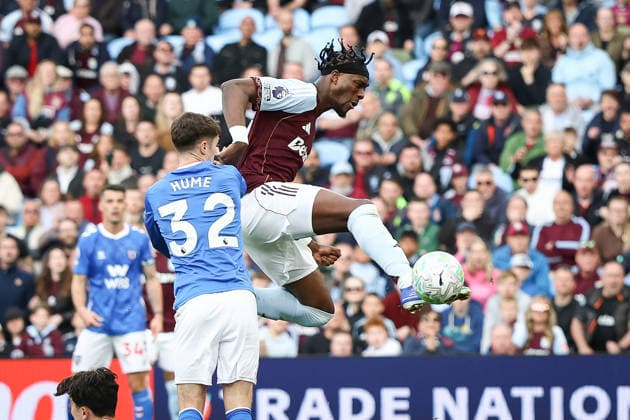 Aston Villa v Sunderland, Premier League GOAL 4-3 Tammy Abraham of Aston Villa scores the winning goal during the Aston Villa v Sunderland Premier League match at Villa Park, Birmingham, England on 19 April 2026 Credit: Ian Stephen Every Second Media Editorial use only. All images are copyright Every Second Media Limited. No images may be reproduced without prior permission. All rights reserved. Premier League and Football League images are subject to licensing agreements with Football DataCo Limited. see https: www.football-dataco.com Copyright: xIMAGO EveryxSecondxMediax ESM-1927-0037 IanxStephenx xEveryxSecondxMediax