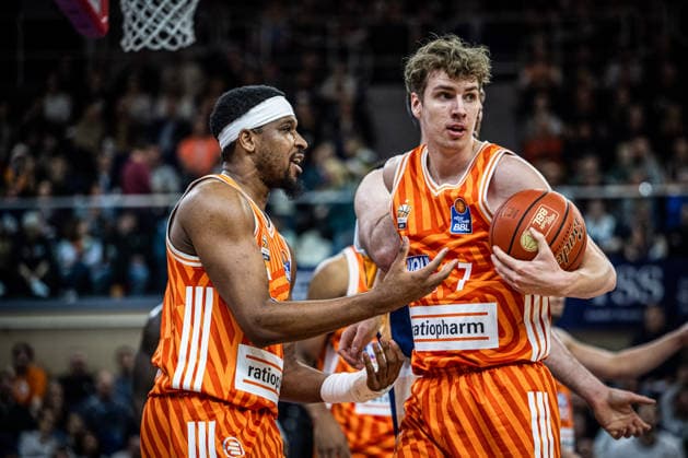 Rostock, Germany 19 April 2026 1 BBL 2025 2026 Sp 30 Rostock Seawolves vs ratiopharm ulm Pictured from left Justin Simon ratiopharm Ulm and Tobias Jensen ratiopharm Ulm Copyright: xFotostandx xVoelkerx