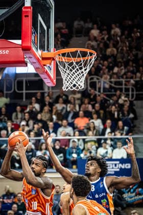 Rostock, Germany 19 April 2026 1 BBL 2025 2026 Sp 30 Rostock Seawolves vs ratiopharm ulm Pictured from left Malik Osborne ratiopharm Ulm and Kassim Nicholson Rostock Seawolves Copyright: xFotostandx xVoelkerx